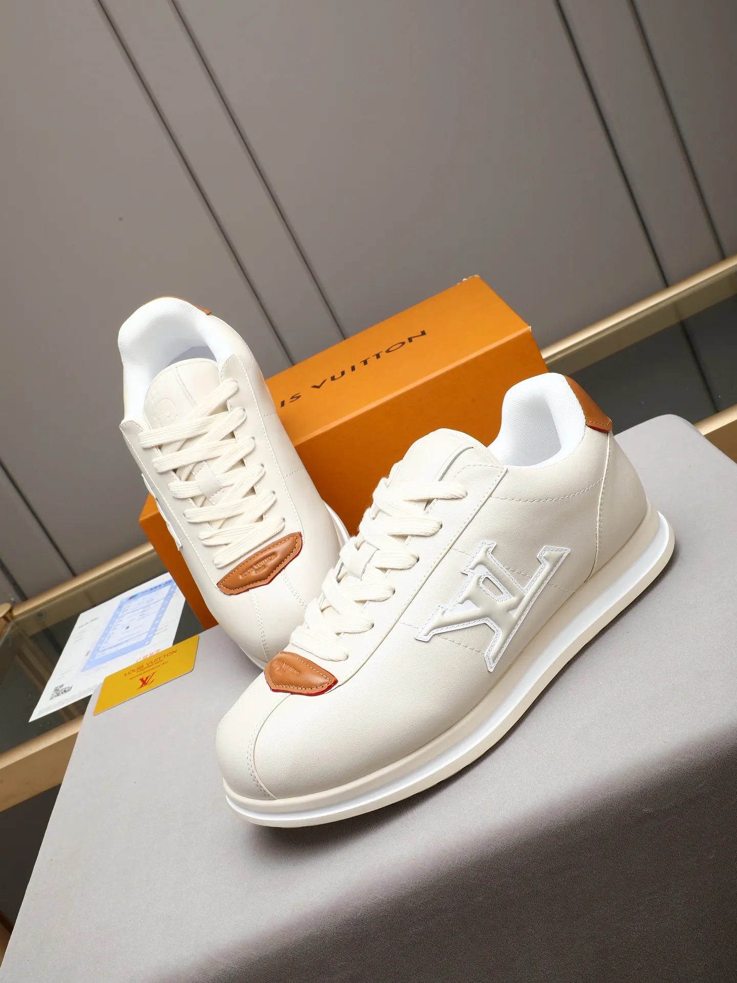 PP560 LV Louis Vuitton L Jialu Brand Runner Tatic Series Thick-soled Casual Sports Shoes Running Shoes Original purchase, development and production This LV Runner Tatic sports shoe combines technical materials such as mesh fabric and ribbons to interpret the inspiration of traditional mountaineering shoes. LV letters are written on one side, the lariat buckle of the quick lacing system is embellished with Monogram flowers and Louis Vuitton logos, and the light and wear-resistant rubber outsole completes the whole. ▪️Fabric: Original imported cowhide + mesh ▪️Inner lining: Original customized breathable mesh ▪️Sole: Original open-molded anti-slip rubber combination material ▪️Size: Men's 38-44 (customized for 45 and 46)